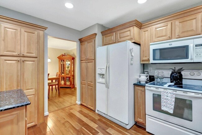 Building Photo - 5840 Summerfield Ct