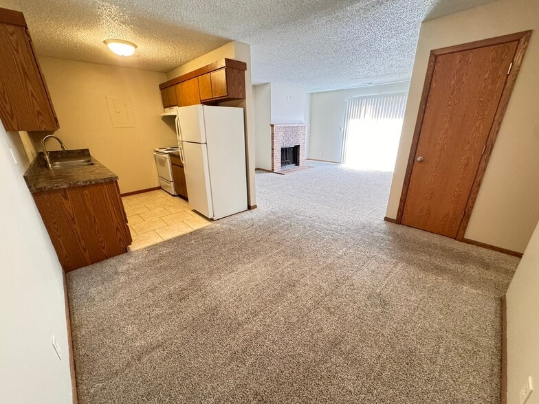 Building Photo - 5010 Emerald Dr