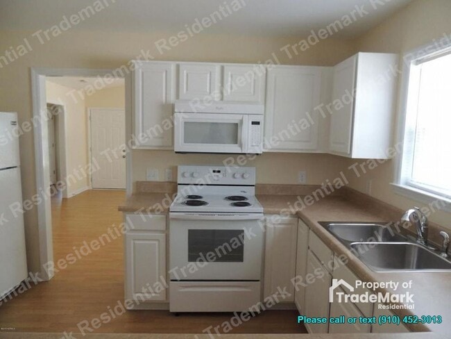 Building Photo - 3 Bedroom, 2 Bath House Available Now