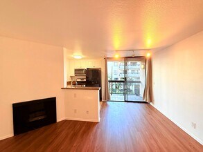Building Photo - ***MOVE-IN SPECIAL 2 WEEKS FREE RENT***Fantastic 1 bed and 1 Bath with balcony and pool in Hollywood