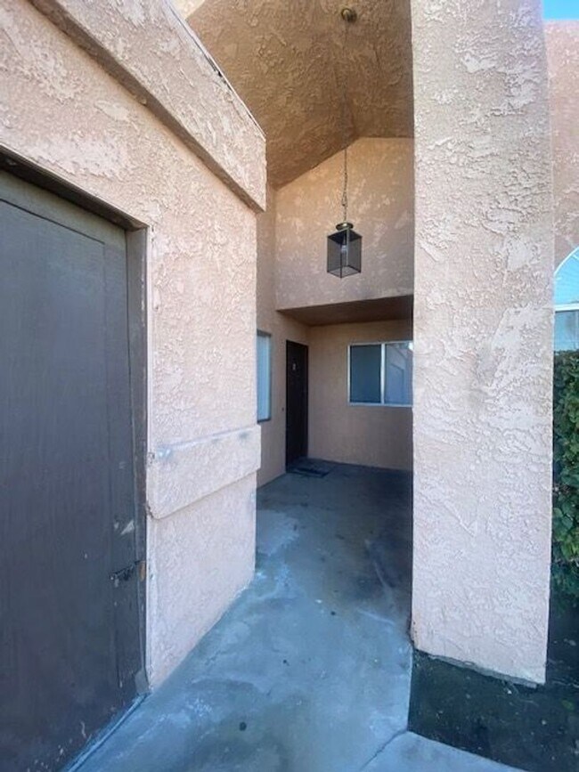 Building Photo - COMING SOON!! 3 BEDROOM / 2 BATHROOM Apartment in Cathedral City