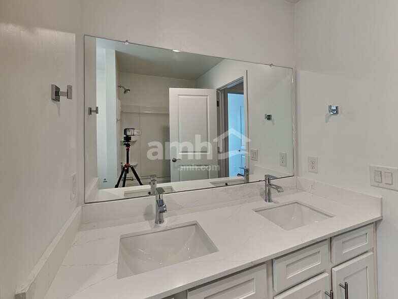 Building Photo - 7429 S Paseo Monte de Oro