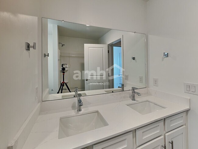 Building Photo - 7429 S Paseo Monte de Oro