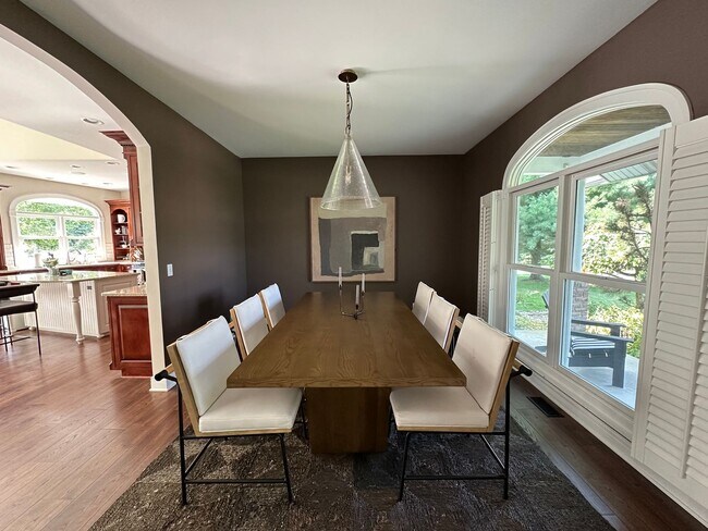 Building Photo - Five Bedroom Home on Almost Two Acres!