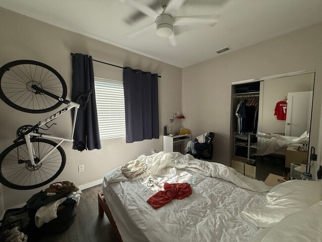 Building Photo - 7BD/4BA w/ Driveway Parking and Backyard!