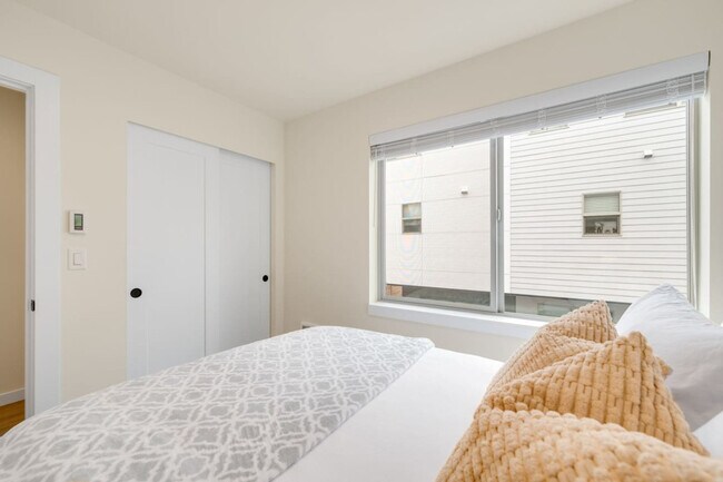 Building Photo - 823 NE 70th St