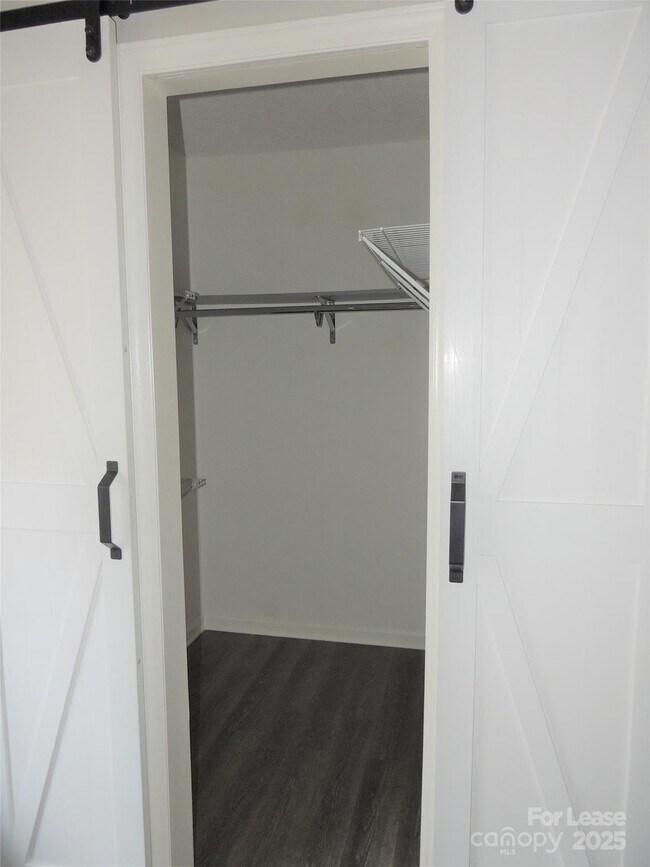 Building Photo - 9252 Kings Canyon Dr