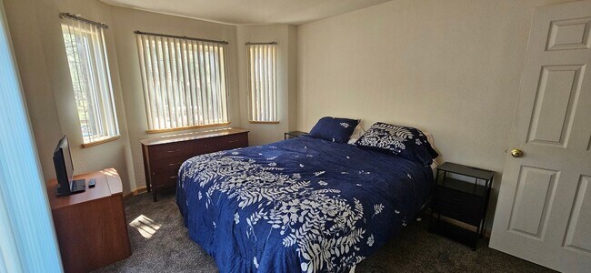 Building Photo - Large furnished mountain home walking distance to the river --- Available October 1