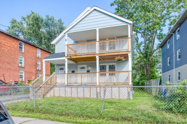 Building Photo - Lovely 3 Bedroom 1 Bathroom - 1st Floor with/ Washer and Dryer