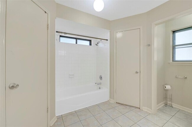 Building Photo - 52 Greentree Ln