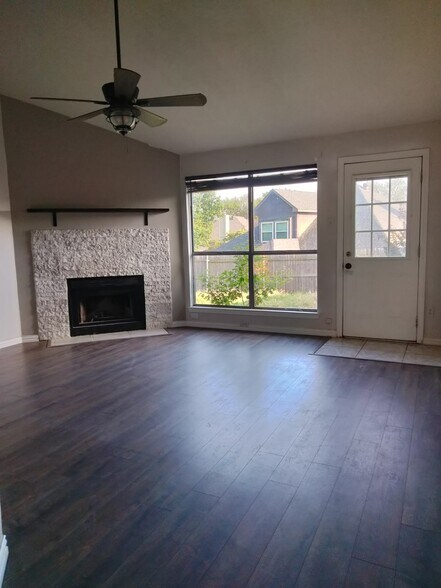 Building Photo - 213 Hickory Springs Dr