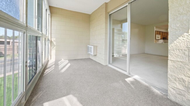 Building Photo - Welcoming & Bright 2 Bed/2 Bath in Active ...