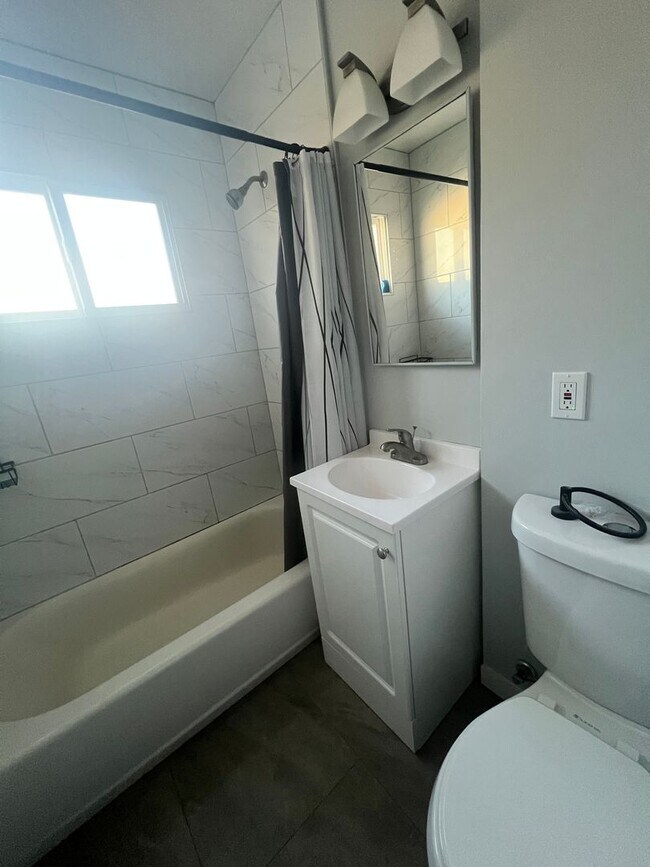 Building Photo - Sheldon St.