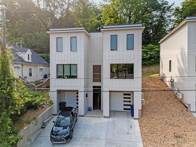 Building Photo - 402 Thompson St