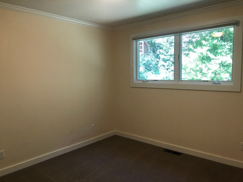 Building Photo - 420 NW Dack St