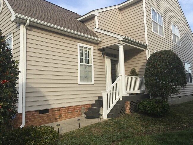 Building Photo - Available NOW - Must See Townhome at Powhatan Place, First floor primary suite!