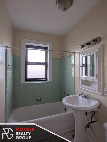 Building Photo - 4542 N Damen Ave