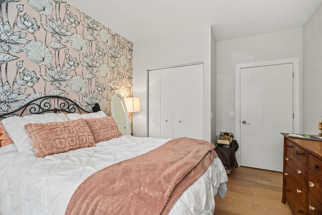 Building Photo - 100 E 14th St