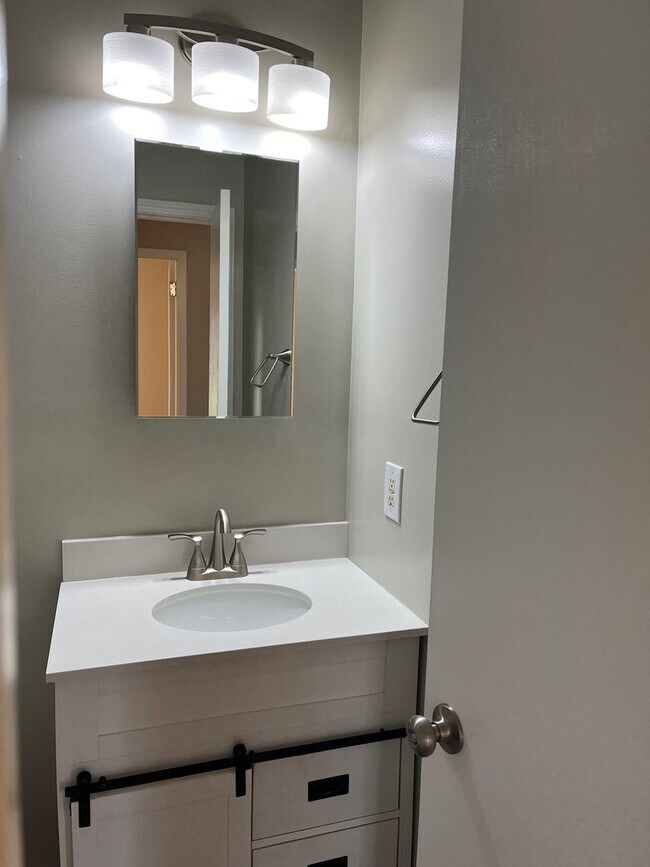 Building Photo - 3 Bedroom / 1 Bath  Johnson City, TN