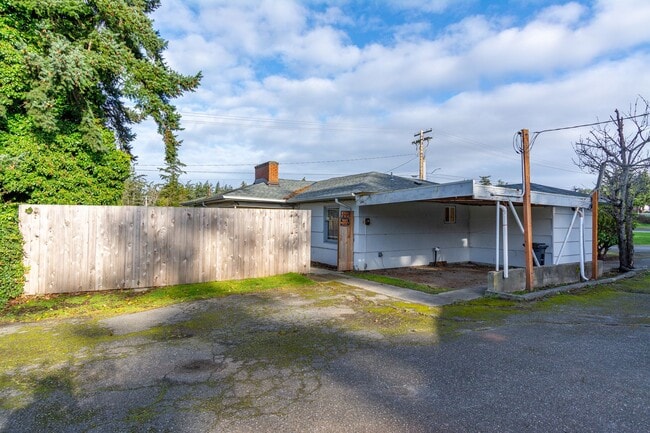Building Photo - Single Family 2 bedroom 1 Bath Home
