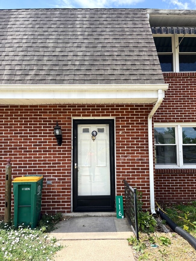 Primary Photo - 2 bed/1 bath townhouse located in the Boro...