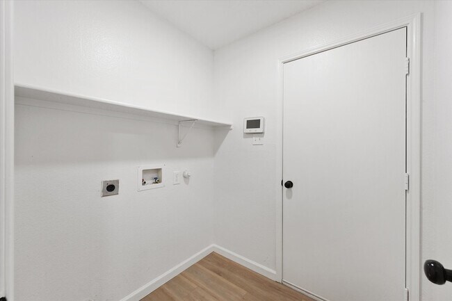 Building Photo - 702 Lowe Dr