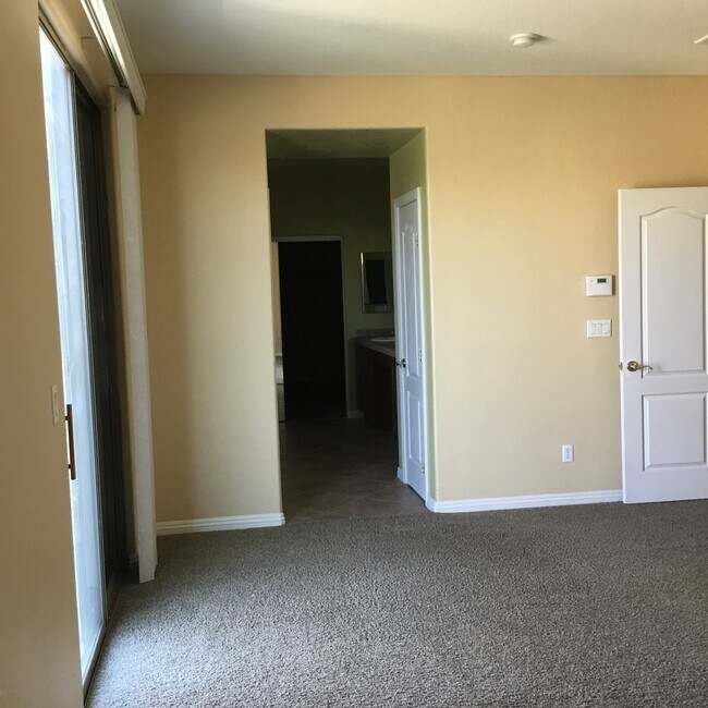 Building Photo - Northwest 4 Bedroom Beauty!!