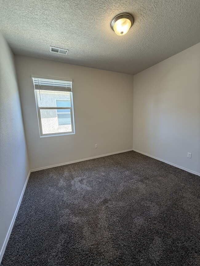 Building Photo - 2116 Solitaire St NE