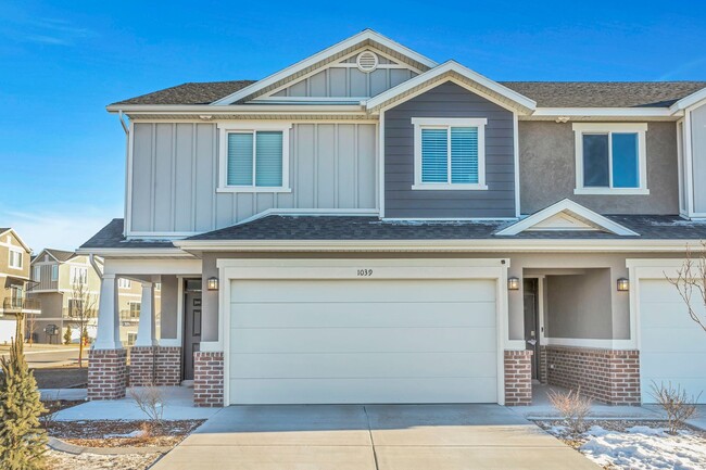 Building Photo - Gorgeous end unit town home in the fields ...