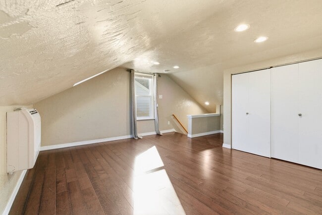 Building Photo - Charming 3 Bedroom/4 Bathroom Detached Home Located In The South Side Flats.  Available Immediately.