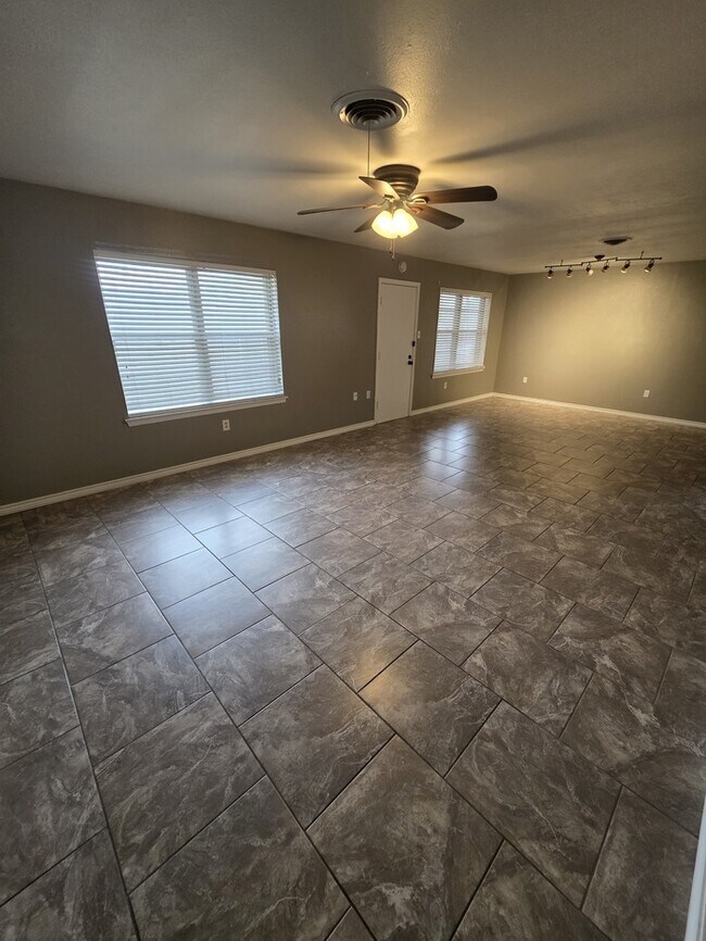 Building Photo - 3 bed 2 bath home with 2 car garage!