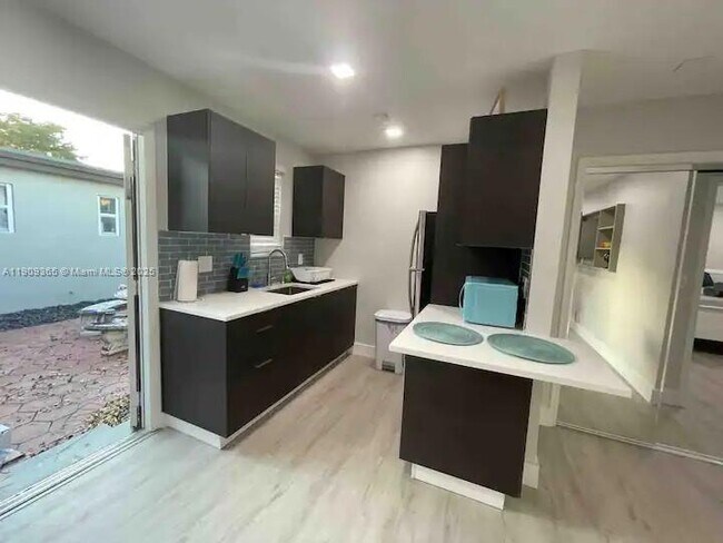 Building Photo - 1929 Dewey St