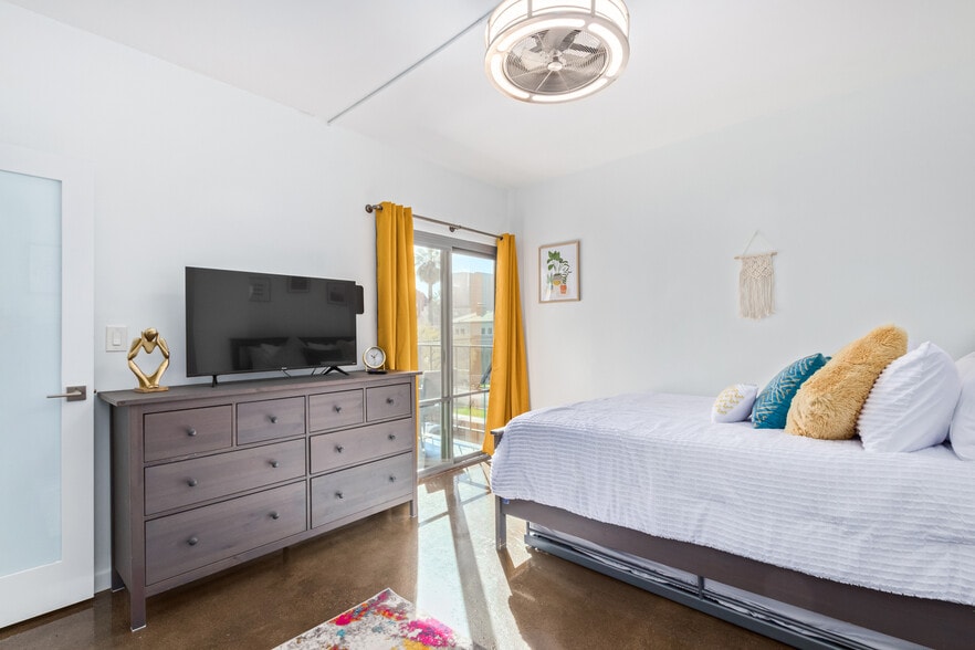 Building Photo - 805 N 4th Ave