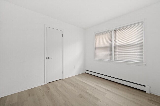 Building Photo - 64 Isabella Ave