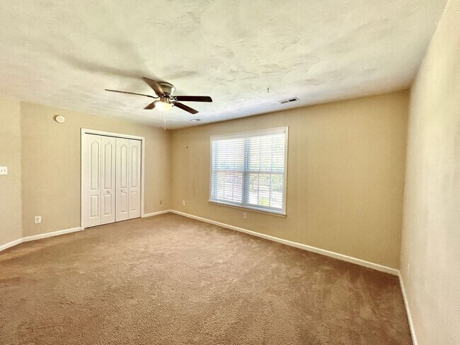 Building Photo - Beautiful large Castleton home
