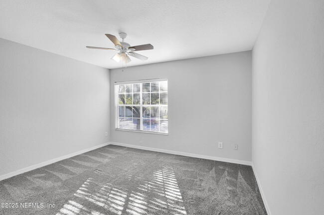 Building Photo - 13700 Richmond Park Dr N