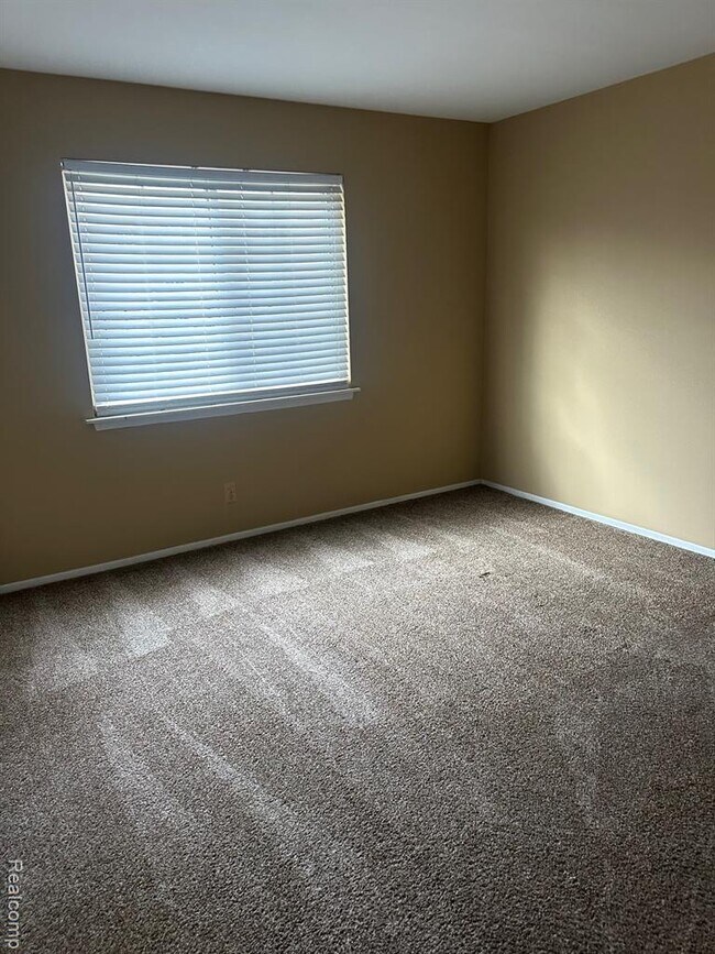 Building Photo - 25332 Shiawassee Cir