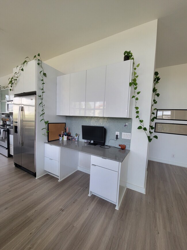 Built in desk space perfect for working from home - 207 Pierce St