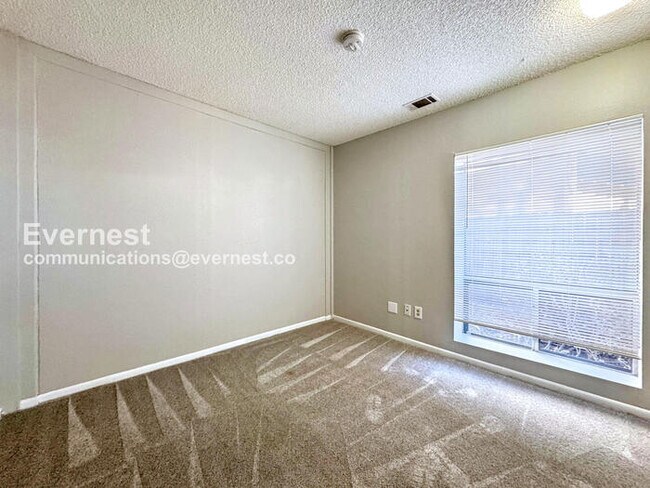 Building Photo - PROMO: Half Off the First Month's Rent! / 3 Bed, 1 Bath Townhome with Garage & Fenced Yard