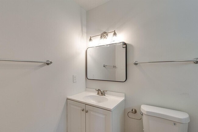 Building Photo - Amazing 4 bedroom 3 bathroom for rent!
