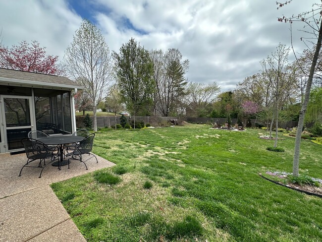 Building Photo - Lovely furnished 3 bedroom 2 bath home in ...