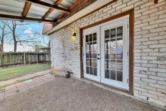 Building Photo - 2801 Skyway Cir