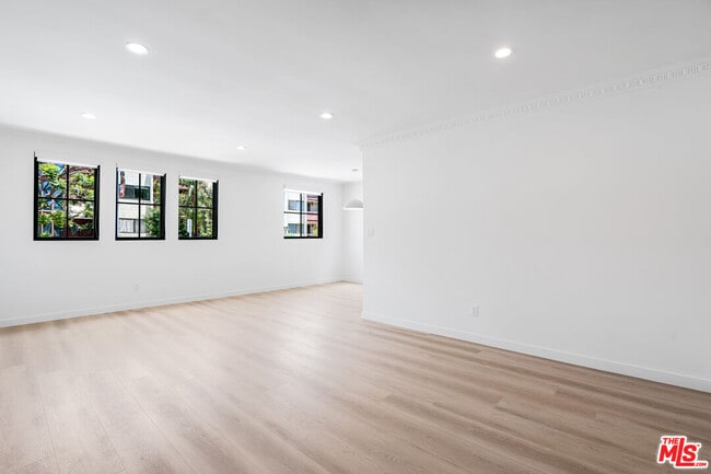 Building Photo - 527 S Barrington Ave
