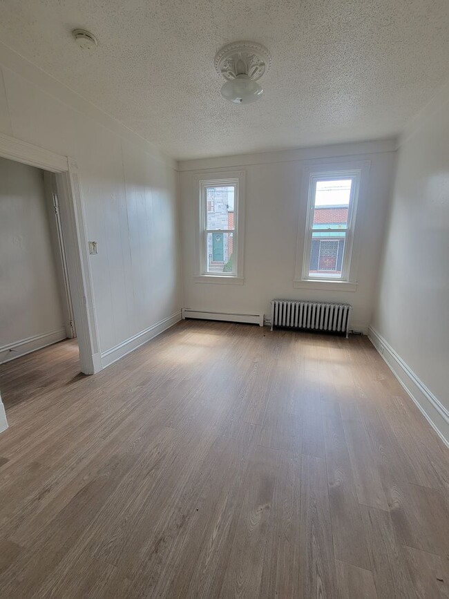 Building Photo - 4 Bedroom Home in Lancaster City