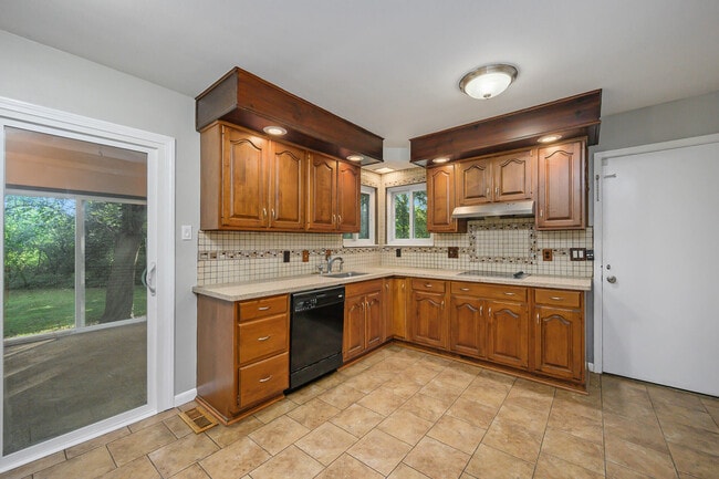 Building Photo - 24447 Bloomington Ct