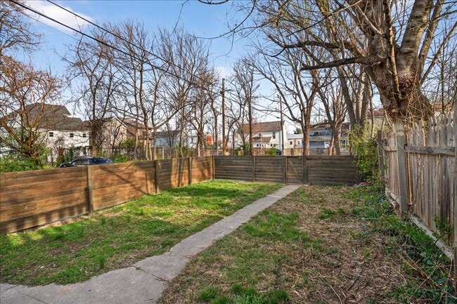 Building Photo - 4 Bedroom, 1.5 Bath house in Shelby Park, Fenced, Off-street Parking, Pets OKAY!