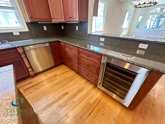 Building Photo - $7995 - Executive 4 bed, 3 full bath, Palo...