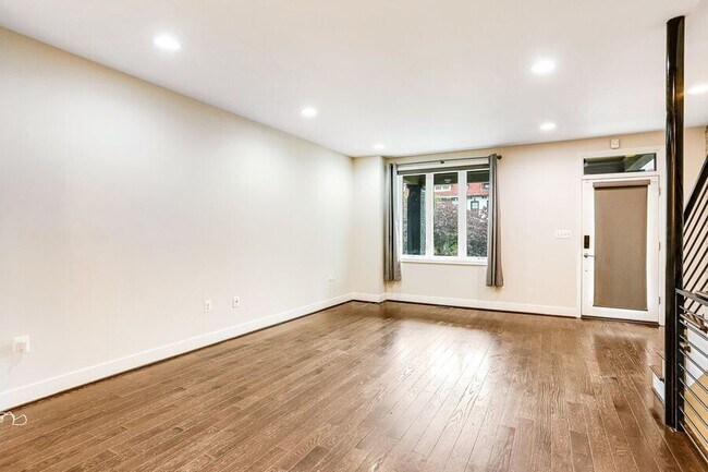 Building Photo - 620 Farragut St NW