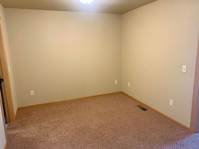 Building Photo - 2 Bedroom 1.5 Bathroom located in the Heights!