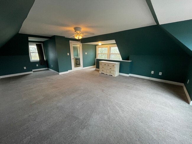 Building Photo - Updated 3 Bedroom home with modern amenities!